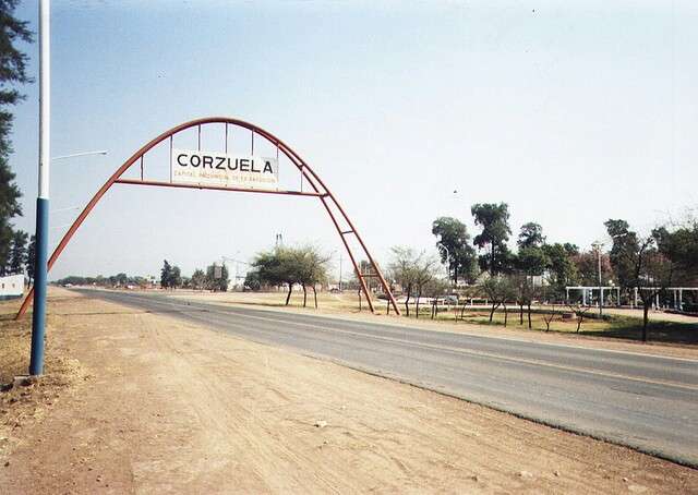 Corzuela arco de acceso a la ciudad