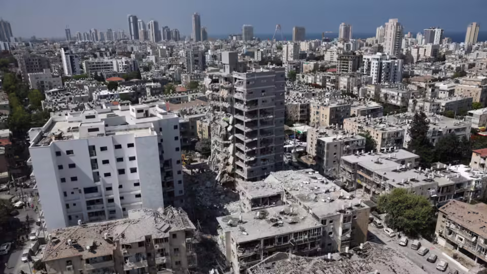 bat yam en el centro de israel fue una de las zonas mas afectadas por los bombardeos iranies de este sabado foto efeabir sultan FGX34I4W2FDQBEMB4APUF5GNLA