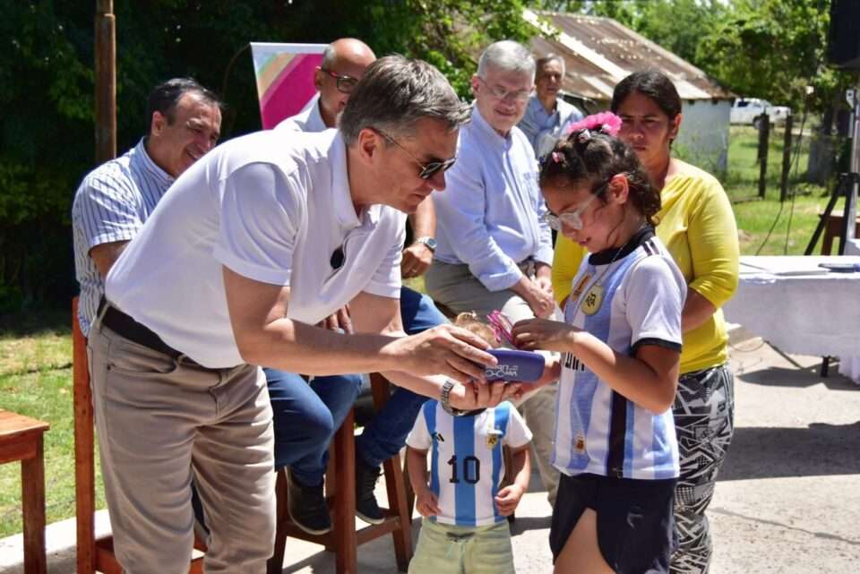 Basail: El gobernador Zdero entregó una nueva ambulancia y anteojos, del programa "Ver para ser libres" 1 WhatsApp Image 2025 10 29 at 10.12.11 AM