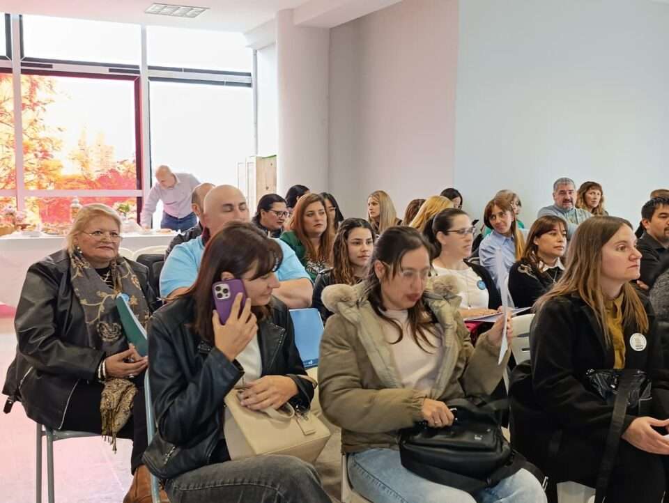 INSTITUTOS DE EDUCACIÓN SUPERIOR EXPUSIERON SOBRE LOS PROYECTOS DE MEJORA INSTITUCIONAL QUE TIENEN EN MARCHA 1 WhatsApp Image 2025 10 31 at 08.17.54