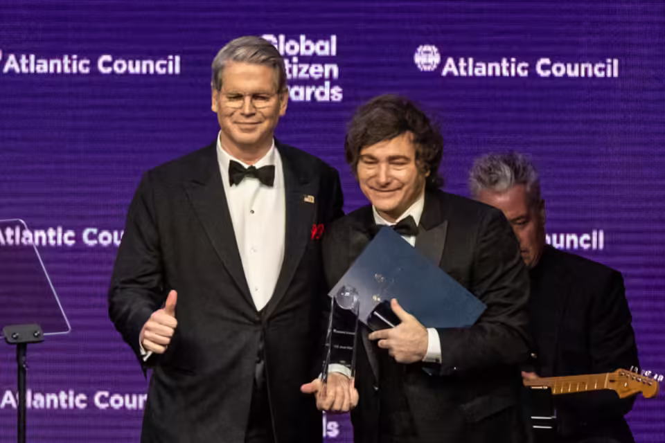 el secretario del tesoro de los estados unidos scott bessent y el presidente javier milei el 24 de septiembre de 2025 en nueva york ap fotostefan jeremiah MPKKDVLQ5LZ6Q6W5W2FOJFYOGU