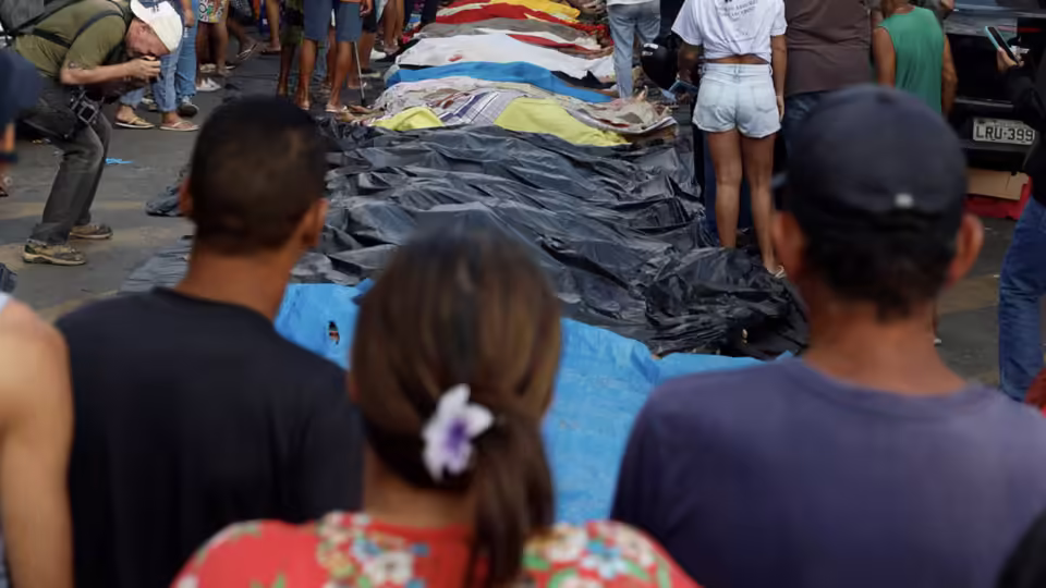 Horror en Río tras el operativo contra Comando Vermelho: vecinos llevaron más de 70 cuerpos a una calle 1 https thumbs.vodgc .net 1 14 WmMdsV1761740024390