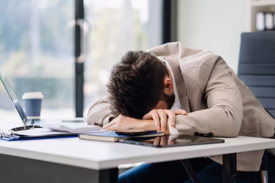 estres insomnio ansiedad algunas de las consecuencias negativas de la hustle culture foto adobe stock VRWCJXMUCREATGHJB33I5MDTXY