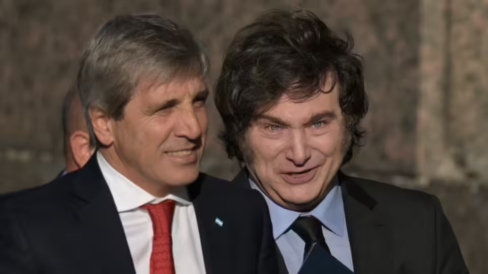 el ministro luis caputo y el presidente javier milei foto juan mabromata afp VEBMQRHNPBEG5ETBLR25WDEQCE
