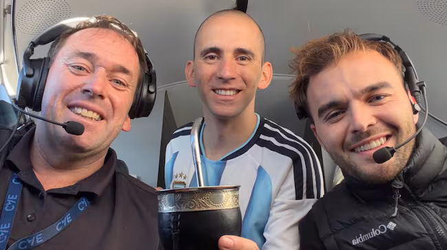 nahuel gallo en la cabina del avion que lo trajo de nuevo a la argentina foto x QEHCJMABARDELBURAUS2VT264E